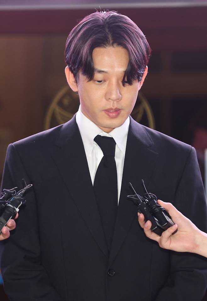 마약 투약 혐의를 받고 있는 배우 유아인이 24일 구속영장이 기각된 뒤 서울 마포경찰서를 나서며 취재진 질문을 받고 있다. 연합뉴스