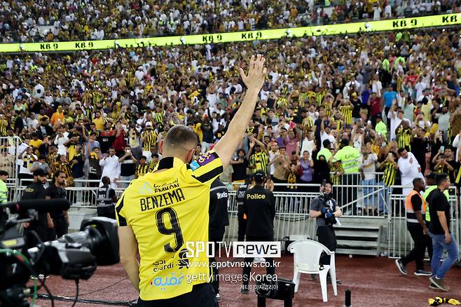 ▲ 알이티하드 팬들에게 인사하는 벤제마.