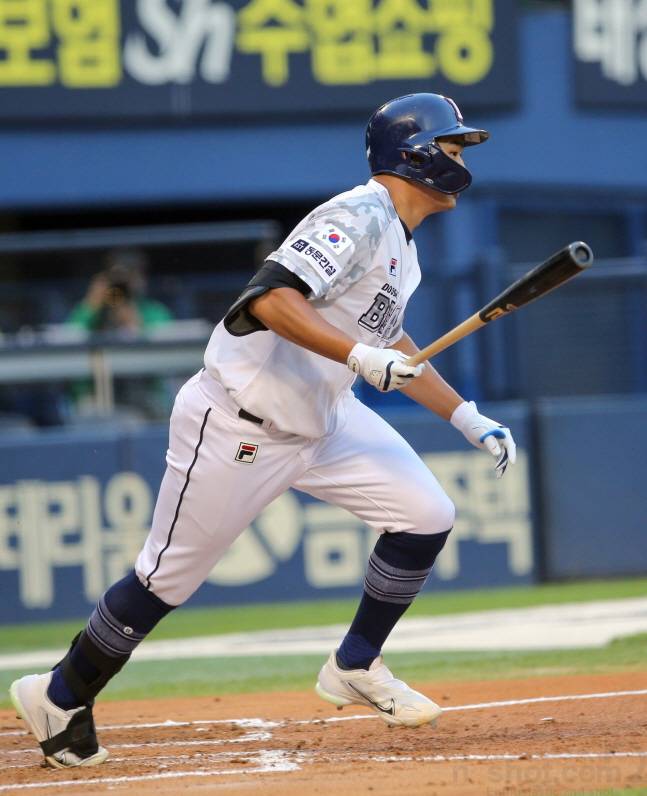 2회 데뷔 첫 타점을 올리고 있는 홍성호. /사진=두산 베어스