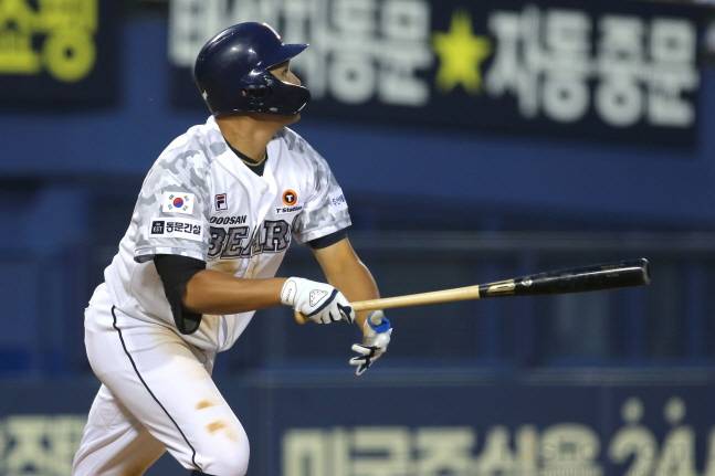 홍성호가 4회 큼지막한 타구로 2루타를 날리고 있다. /사진=두산 베어스