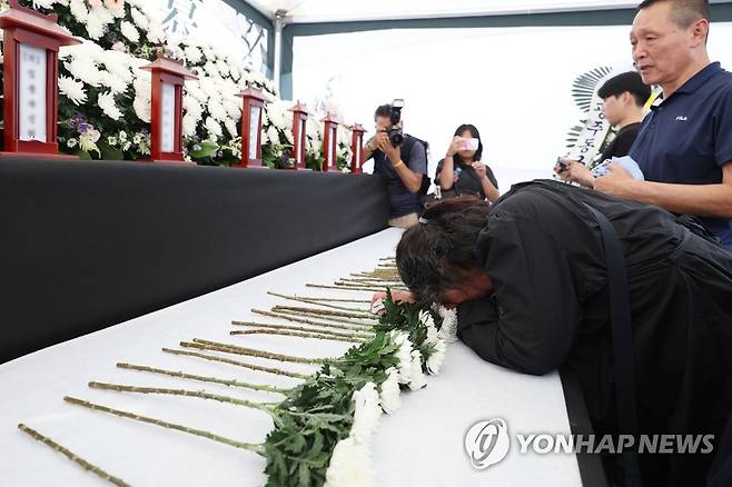 '학동참사 2주기' 애통한 유가족 (광주=연합뉴스) 천정인 기자 = 17명의 사상자를 낸 광주 동구 학동4구역 재개발 철거건물 붕괴참사(학동참사) 2주기인 9일 오후 추모식에 참석한 유가족이 슬퍼하고 있다. 2023.6.9 iny@yna.co.kr