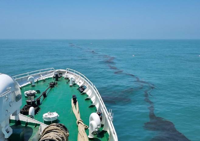 10일 목포해양경찰서는 전날 전남 진도군 해상에서 수㎞에 걸쳐 검은 띠가 발견돼 방제 작업을 진행했다고 밝혔다. 해상의 검은 띠의 정체는 플랑크톤의 일종인 ‘야광충’으로 확인됐다(사진=연합뉴스)