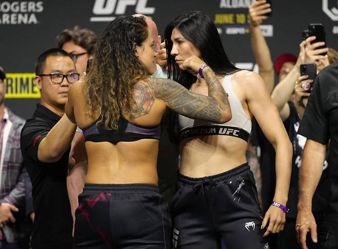 UFC 289에서 여성 밴텀급 타이틀전을 벌이는 챔피언 아만다 누네스(왼쪽)와 도전자 이레네 알다나가 서로 신경전을 벌이고 있다. 사진=UFC
