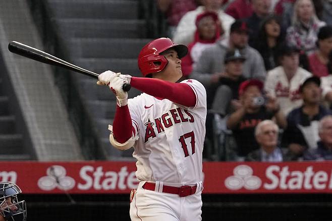 LA에인절스 오타니 쇼헤이가 시애틀 매리너스와 경기에서 투런홈런을 터뜨리고 있다. 사진=AP PHOTO