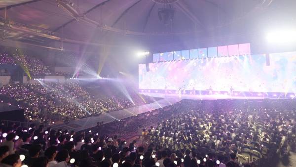 - 행사가 시작되자 환호성으로 가득찼다