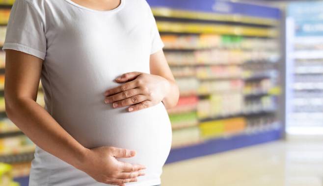 임산부가 환경호르몬의 일종인 PFAS(과불화화합물)에 노출되면 뱃속 아기가 비만이 될 가능성이 커질 수 있다. [사진=게티이미지뱅크]