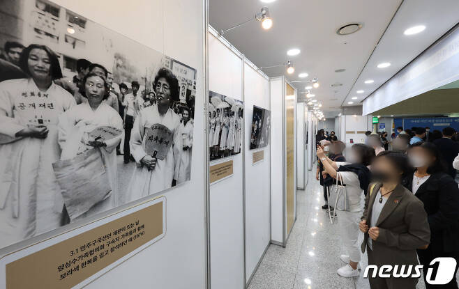 19일 서울 여의도 국회의원회관에서 열린 ‘이희호 여사 탄생 100주년 기념식 및 사진전’에서 참석자들이 전시를 둘러보고 있다. (공동취재) 2022.9.19/뉴스1 ⓒ News1 허경 기자