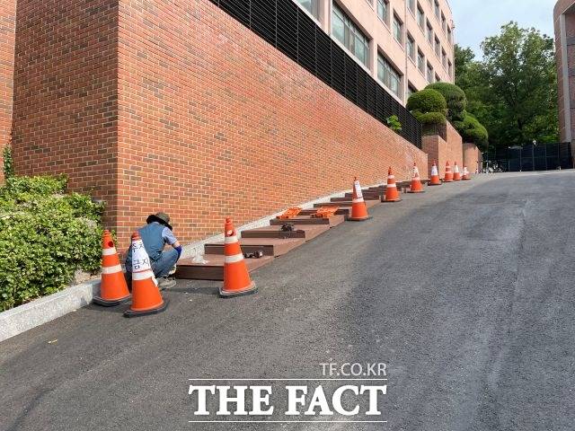 사고가 발생한 언덕길 서편에 위치한 데크 계단에는 인도와 차도를 구분하는 아무런 차단 장치가 없었다. /이장원 인턴기자