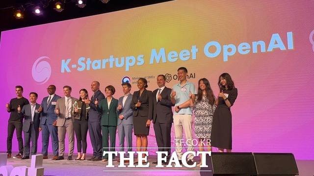 그렉 블록먼 오픈AI 공동창업자 겸 회장(왼쪽 6번째부터) 이영 중소벤처기업부 장관, 샘 올트먼 오픈AI 창업자 겸 CEO를 비롯한 오픈 AI 임원진이 지난 9일 서울 여의도에서 열린 'K-스타트업 밋업' 행사에서 기념 촬영을 하고 있다./최문정 기자
