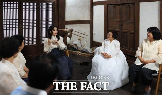 무형문화재 전승 교육사, 이수자 등 관계자들과 간담회를 하고 있는 김건희 여사. /대통령실