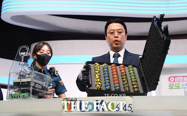 동행복권 직원이 생방송에 앞서 경찰 입회 하에 공을 공개하고 있다.