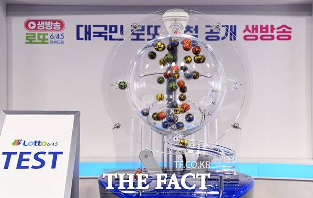 150명 참관인이 보는 가운데 추첨기 '비너스'가 시험 작동을 하고 있다.