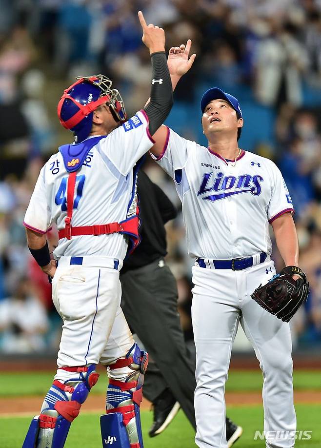 승리 세리머니 하는 오승환과 강민호/뉴시스