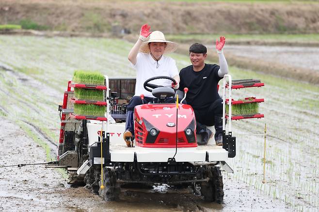 윤석열 대통령이 7일 충남 부여군 임천면 '꿈에영농조합법인'의 모내기 작업 현장을 방문해 자율주행이앙기를 시승하고 있다. /대통령실 제공