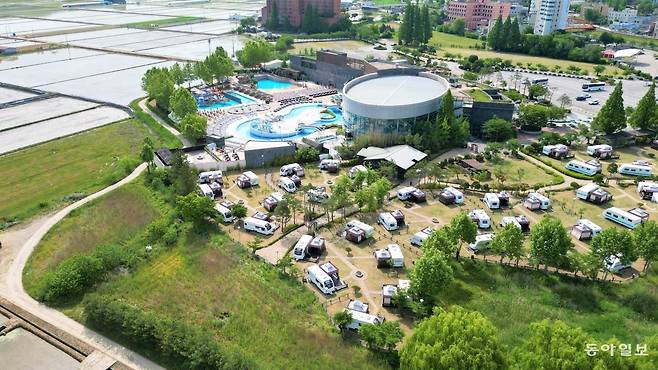 아산시는 온양·아산·도고온천 등으로 유명한 ‘온천의 고장’이다. ‘충청도 1호 보양온천’ 타이틀을 가지고 있는 파라다이스 스파 도고(사진)에는 실내외 온천 풀장과 스파, 숙박용 카라반 등이 갖춰져 있다.