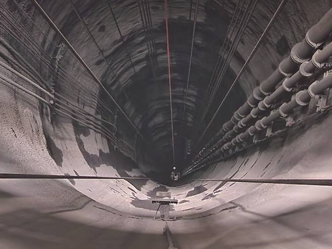 예미랩에 세계 최장 낙하 거리를 자랑하는 드롭타워를 설치해 실험 중인 모습으로, 미세중력 실험 장치(가운데 흰색)가 자유낙하하며 지하로 빠르게 내려가고 있다. 스페이스 린텍 제공