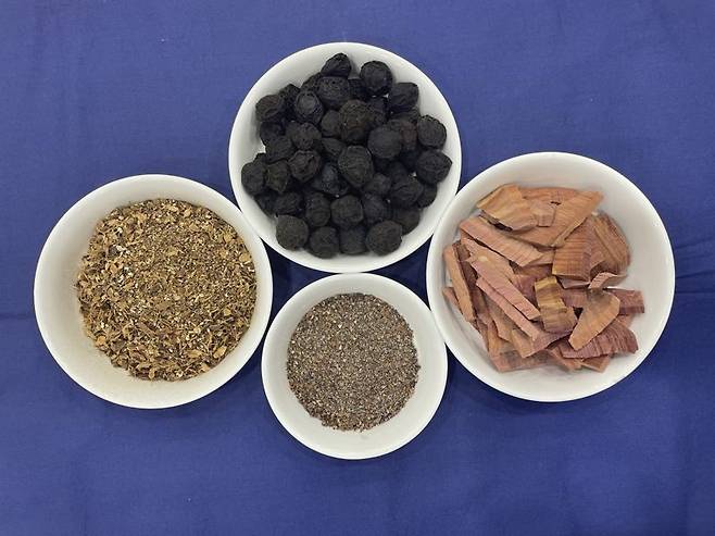 제호탕(醍醐湯)의 원재료인 오매(烏梅), 백단향(白檀香), 사인(砂仁), 초과(草果). 가장 위 오매부터 시계방향. 이것을 가루내서 꿀에 섞어 보관해 두었다가 여름철 물에 타 먹는다.