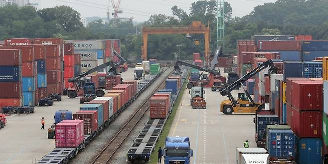 1일 경기 의왕시 의왕내륙컨테이너기지에 운송차량이 드나들고 있다. 뉴시스.