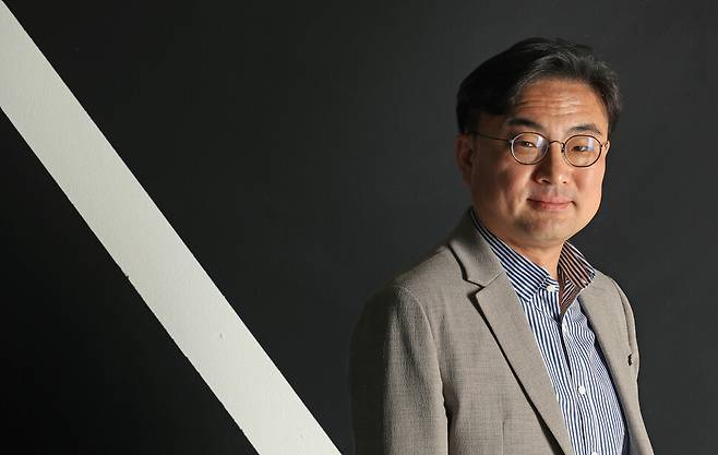 라디오 시사프로그램 진행자인 신장식 변호사가 4일 오후 서울 공덕동 한겨레신문사에서 인터뷰를 마친 뒤 사진촬영을 하고 있다. 이정용 선임기자 lee312@hani.co.kr