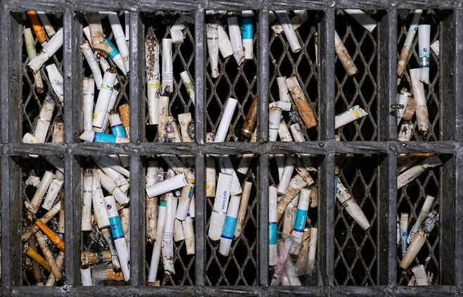 지난해 극심한 수해를 입은 서울 강남구 강남역 인근 빗물받이가 6일 담배 꽁초와 쓰레기로 가득 차 있다. 이한호 기자