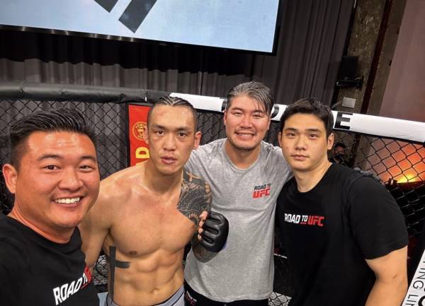UFC 유상훈(왼쪽에서 두 번째)은 승리 후 데이나 화이트 UFC 회장에게 계약을 요구했다.(사진=유상훈 SNS)