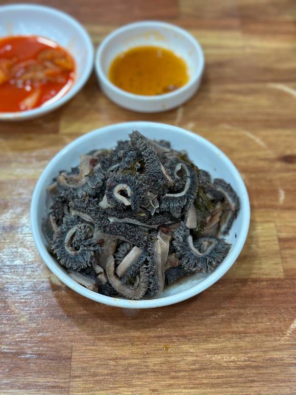 천엽을 건져 놓으면 이 정도 양이 나온다. 간장과 고추기름과 빻은 고추를 버무려 만든 양념장에 찍어먹는 맛도 있다. [사진=양평신내서울해장국]
