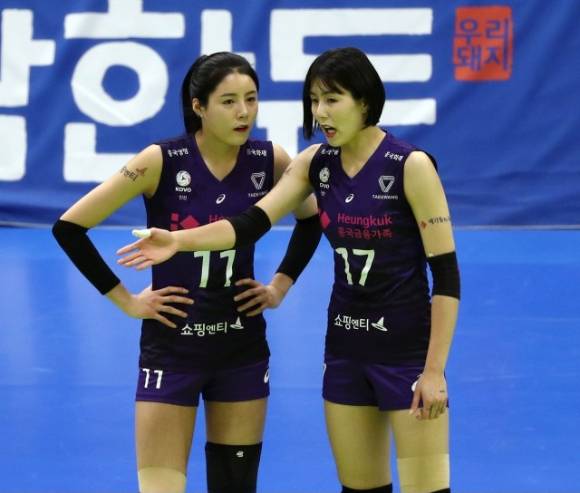 이다영(왼쪽)과 이재영은 2020-21시즌 흥국생명에서 한솥밥을 먹었지만 함께 뛴 시간은 길지 않았다. 이다영은 이후 그리스, 루마니아리그를 거쳐 2023-24시즌에는 프랑스리그에서 뛰게 됐다. [사진=발리볼코리아닷컴]