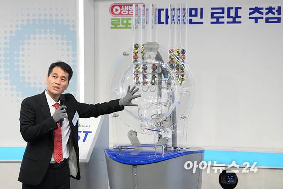 10일 오후 서울 마포구 상암동 MBC 골든마우스홀에서 열린 '대국민 로또6/45 추첨 공개방송'을 앞두고 관계자가 150명 참관인 앞에서 추첨 기계 '비너스'에 대해 설명하고 있다. [사진=정소희 기자]