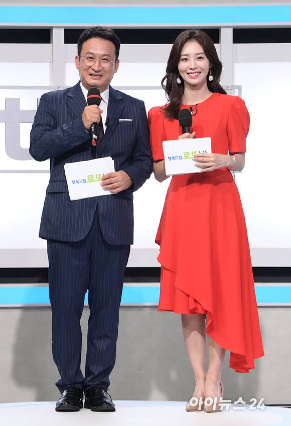 방송인 서경석과 박연경 아나운서가 10일 오후 서울 마포구 상암동 MBC 골든마우스홀에서 열린 '대국민 로또6/45 추첨 공개방송'에 MC로 참석해 리허설을 갖고 있다. [사진=정소희 기자]