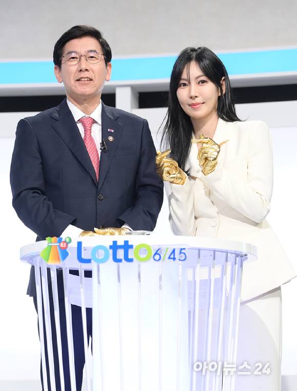 최상대 기획재정부 제2차관(복권위원장)과 배우 김소연이 10일 오후 서울 마포구 상암동 MBC 골든마우스홀에서 열린 '대국민 로또6/45 추첨 공개방송'에 복권 추첨을 돕는 '황금손'으로 참석해 리허설을 갖고 있다. [사진=정소희 기자]