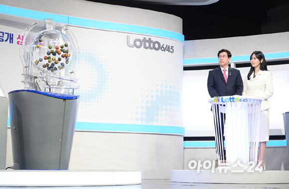 최상대 기획재정부 제2차관(복권위원장)과 배우 김소연이 10일 오후 서울 마포구 상암동 MBC 골든마우스홀에서 열린 '대국민 로또6/45 추첨 공개방송'에 복권 추첨을 돕는 '황금손'으로 참석해 리허설을 갖고 있다. [사진=정소희 기자]