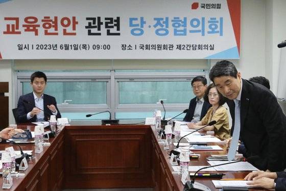 (서울=뉴스1) 송원영 기자 = 이주호 사회부총리 겸 교육부 장관이 1일 오전 서울 여의도 국회에서 열린 AI디지털 교과서 추진 등 교육현안 당정협의에서 인사를 하고 있다. 뉴스1