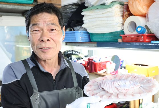 지난 6일 전남 신안군 송도수산물센터에서 김성태(64)씨가 병어회를 들어보이고 있다. 프리랜서 장정필