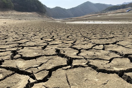 가뭄이 계속되던 지난 3월 20일 전남 순천시 상사면에 있는 주암댐이 말라붙어 갈라진 바닥을 드러내고 있다. 주암댐의 저수율은 이날 21.53%까지 내려갔다. 연합뉴스