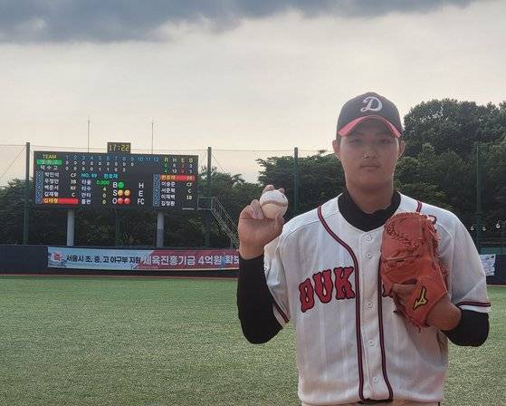 덕수고 2학년 오른손 투수 김태형이 10일 구의구장에서 열린 고교야구 주말리그 후반기 서울권A 청원고전에서 노히트노런을 달성한 뒤 포즈를 취하고 있다. 이날 김태형은 9이닝 동안 안타와 점수를 내주지 않는 대신 삼진 15개를 잡아냈다. 사진 대한야구소프트볼협회