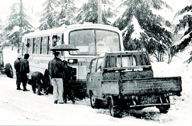 체인을 친 버스가 체인이 벗겨져 다시 치고 있다(1987)