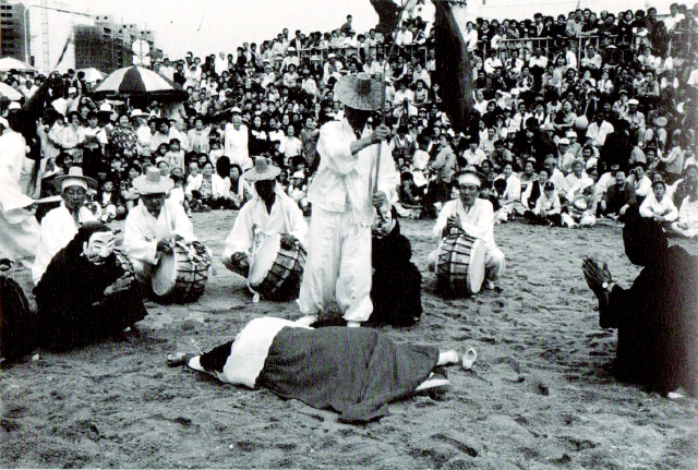 단오마당에서 열연을 하는 관노가면극(1993)