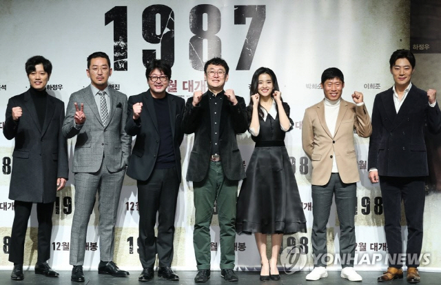 ▲ 2017년 11월 22일 서울 강남구 신사동 압구정CGV에서 열린 영화 ‘1987’ 제작발표회에서 배우 박희순(왼쪽부터), 하정우, 김윤석, 장준환 감독, 김태리, 유해진, 이희준이 포즈를 취하고 있다. 영화 ‘1987’은 1987년 6월민주항쟁을 소재로 한 영화다. (연합뉴스)