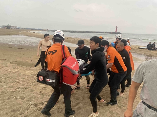 10일 오후 5시 33분쯤 양양군 강현면 전진리 설악해변에서 관광객 6명이 벼락을 맞고 파도에 쓸려가는 사고가 발생했다. 출동한 119 소방대원들이 부상자를 이송하고 있다. [강원도소방본부 제공]