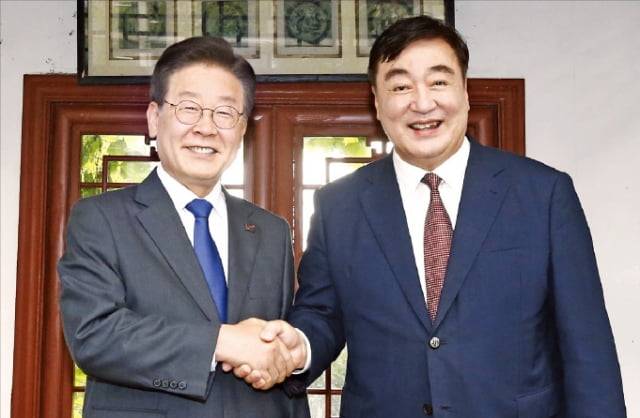 이재명 더불어민주당 대표가 8일 서울 성북동 주한 중국대사관저를 방문해 싱하이밍 주한 중국대사와 악수하고 있다.  /김병언 기자