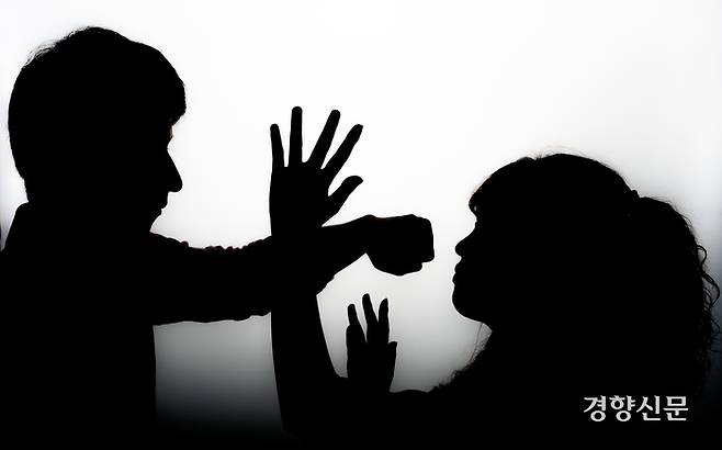 남성에 의한 교제 폭력 실루엣 사진. 이준헌 기자