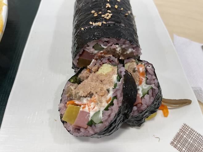 Goreun Haetsal's tuna gimbap (Kim Da-sol/The Korea Herald)