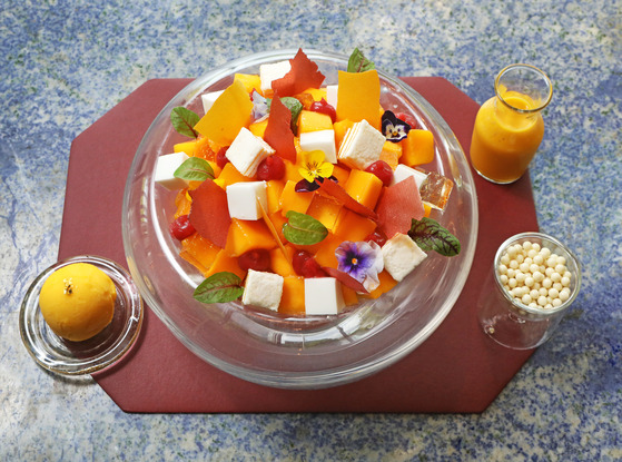 Apple mango bingsu (shaved ice with toppings) at Four Seasons Hotel Seoul in Jongno District, central Seoul [PARK SANG-MOON]