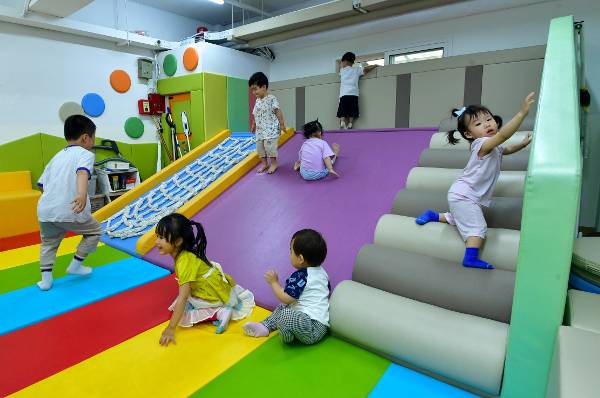 복된교회 실내놀이터 아이드림에서 미끄럼틀을 타는 아이들. 부천=신석현 포토그래퍼