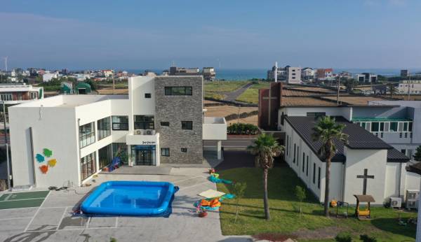 제주 행원교회의 들락날락센터 전경. 여름을 맞아 교회가 마련한 물놀이터가 보인다. 제주 행원교회 제공