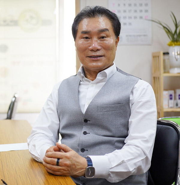 박희영 서울경제연합회장이 지난 6일 서울 강남구 테헤란로 사무실에서 인맥 전도법에 대해 얘기하고 있다.