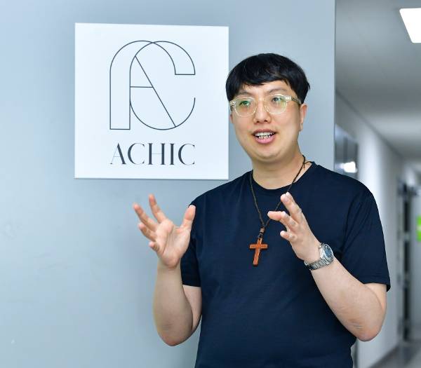 강맹성 ㈜바르나바스 대표가 지난달 30일 경기도 부천 사무실에서 자사 브랜드 ‘어시크’에 대해 설명하고 있다. 부천=신석현 포토그래퍼