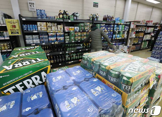 (서울의 한 대형마트 맥주 판매대에서 한 시민이 제품을 고르고 있따. /사진제공=뉴스1