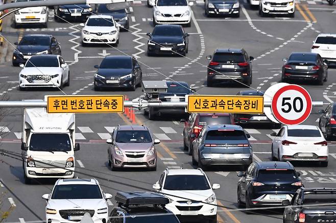 '범칙금'과 '과태료'를 위반하면 가산 금액이 붙는다. 사진은 수도권의 한 도로에 무인교통 단속 카메라가 설치된 모습. /사진=뉴시스