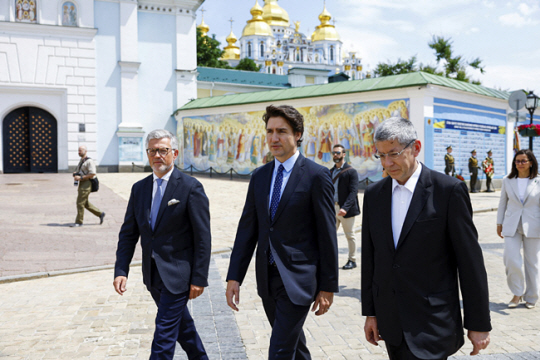 트뤼도(앞줄 가운데) 캐나다 총리가 키이우에 도착해 첫 일정 장소인 추모의 벽으로 향하고 있다. AP 연합뉴스